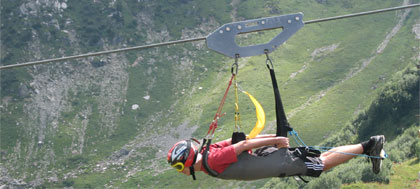 Fantasticable - Man flies across a valley suspended by a cable
